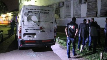 Una de las camionetas del Servicio Penitenciario atacadas.