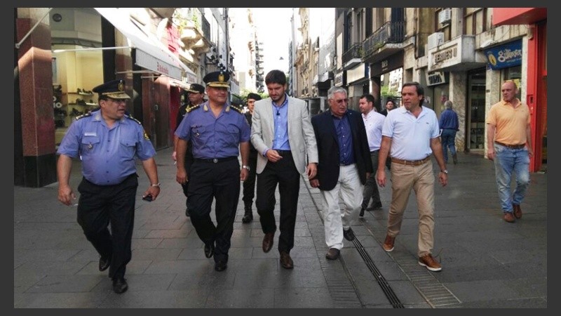 Jefes de la Policía de la Unidad Regional II y de la provincia acompañan a Pullaro, Diab y Zignago en la peatonal.