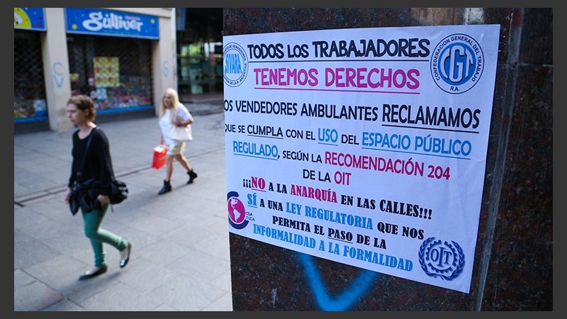 Un afiche en defensa de los vendedores ambulantes.