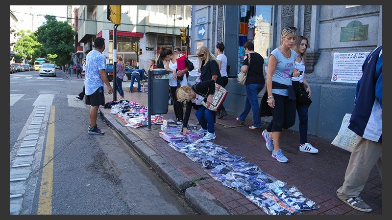 Algunos manteros se trasladaron a plaza Sarmiento.
