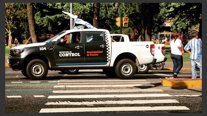 Un auto de Control Urbano sobre la senda peatonal.
