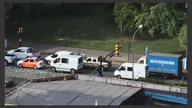 Vehículos municipales sobre avenida Pellegrini.