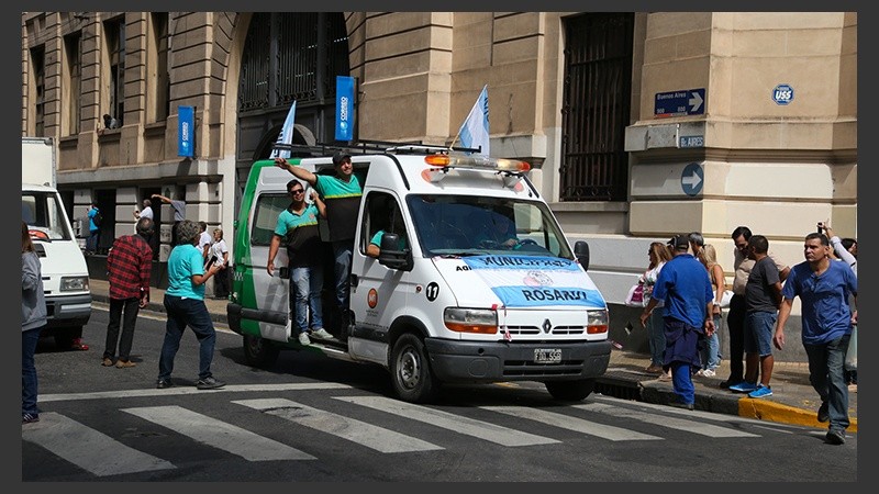 Vehículos municipales durante la marcha.