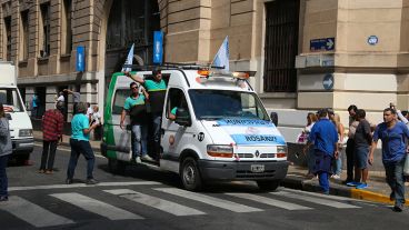 Vehículos municipales durante la marcha.