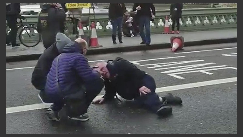 Un hombre que sufrió heridas tras haber sido embestido por el vehículo.