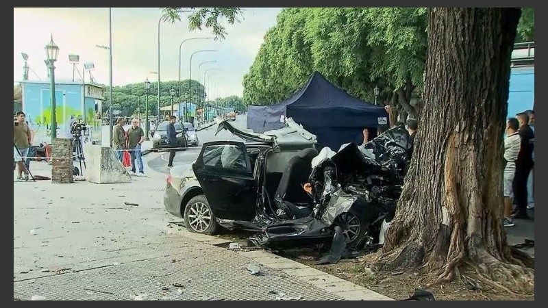 Un auto chocó contra un árbol y fallecieron 3 personas.
