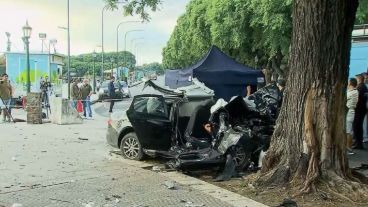 Un auto chocó contra un árbol y fallecieron 3 personas.