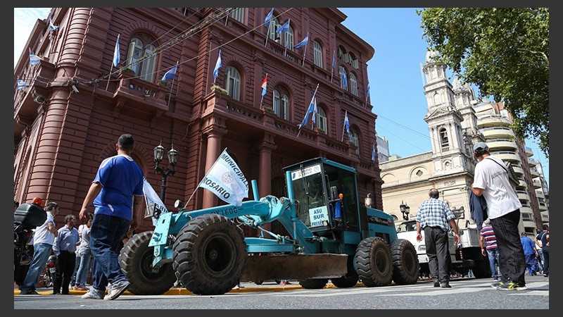 Maquinaria durante la marcha frente al municipio.