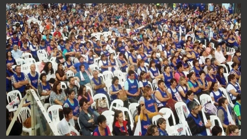 El plenario de UPCN antes de la votación de la oferta salarial.