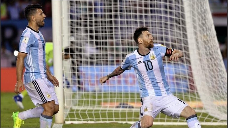 Lo gritó con todo: Messi puso el 1-0 de penal.