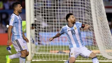 Lo gritó con todo: Messi puso el 1-0 de penal.