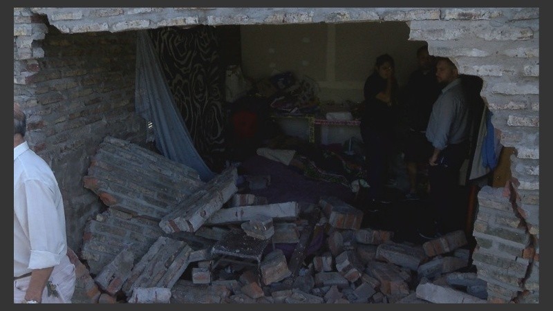 Los escombros cayeron sobre la cama y una beba se salvó de milagro. 