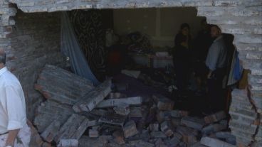 Los escombros cayeron sobre la cama y una beba se salvó de milagro.