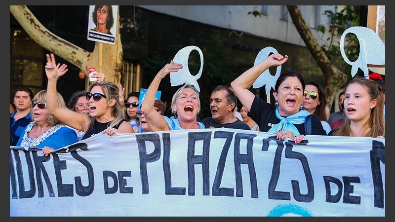 Cánticos en pedido de justicia durante la marcha.