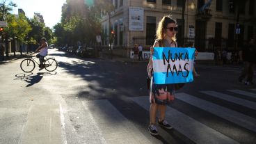 "Nunca Más", el pedido de una chica que posa para una foto.