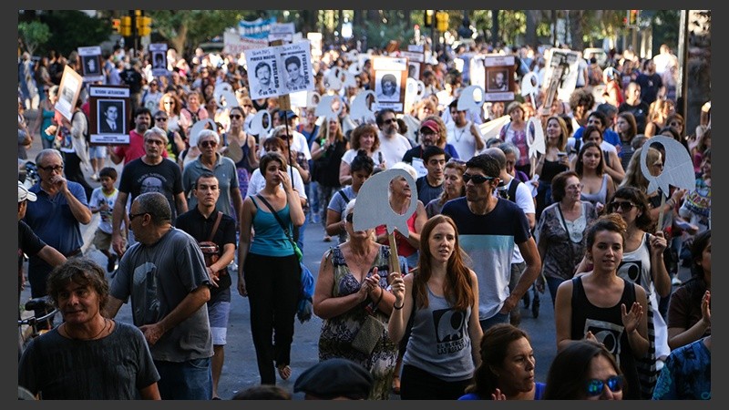 Una multitud participó de la movilización por las calles de Rosario.