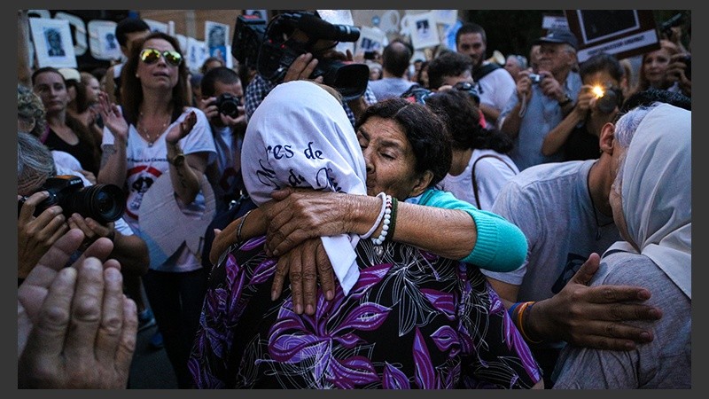 El cariño hacia las Madres de Plaza de Mayo de Rosario durante la marcha.