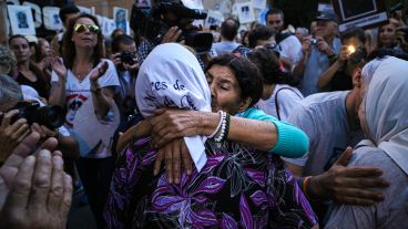 El cariño hacia las Madres de Plaza de Mayo de Rosario durante la marcha.