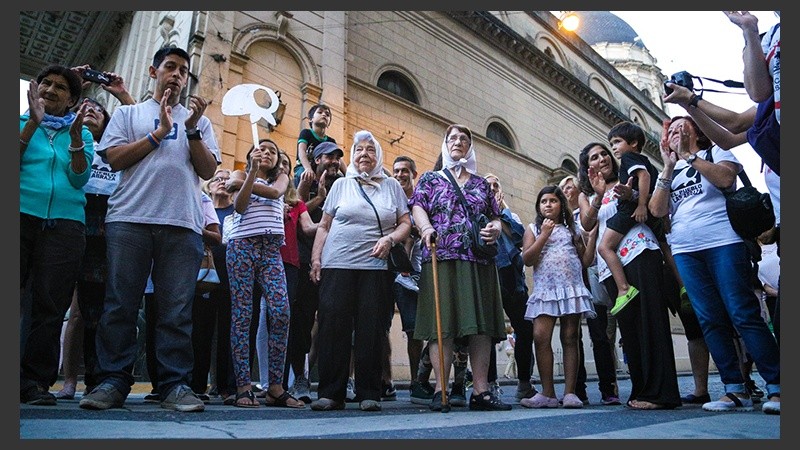 Las Madres de Plaza 25 de Mayo de Rosario esperando la columna de gente en cercanías al Monumento.