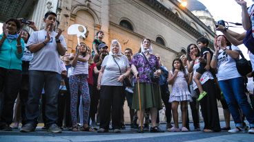 Las Madres de Plaza 25 de Mayo de Rosario esperando la columna de gente en cercanías al Monumento.
