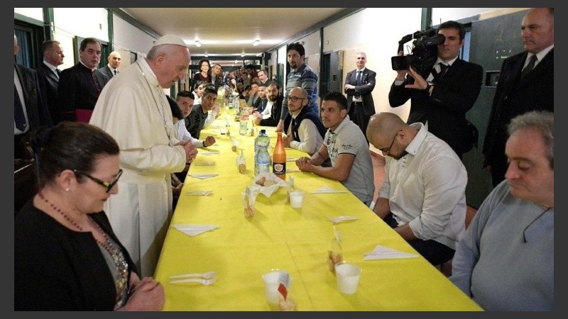 Francisco compartió el almuerzo con 100 presos de una cárcel italiana. 