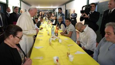 Francisco compartió el almuerzo con 100 presos de una cárcel italiana.