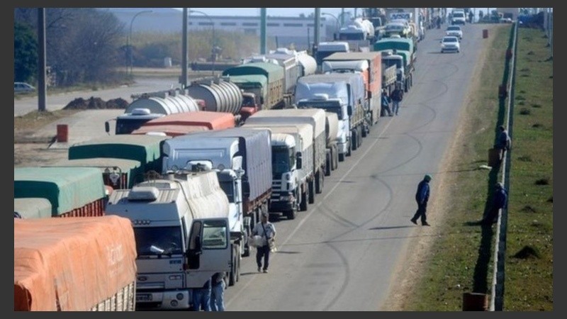 El paro de los transportistas complicó el tránsito en el cruce de la A012 y la 14.