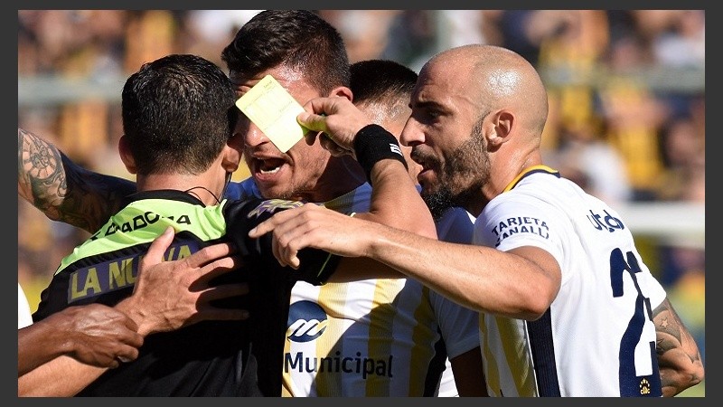 Pinola y todo Central reclaman penal a Merlos en el primer tiempo.