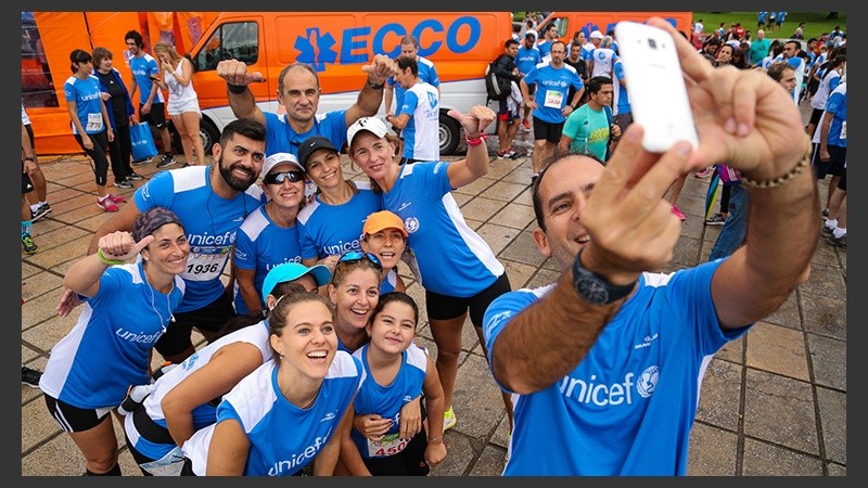 Fotito entre los corredores en una mañana nublada en la ciudad.