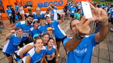 Fotito entre los corredores en una mañana nublada en la ciudad.