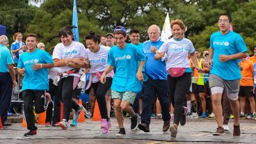 Largada simbólica. El gobernador junto a un grupo de chicos dieron los primeros pasos.