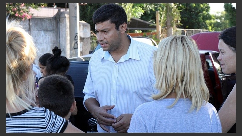 El concejal informó de la obra a los vecinos.