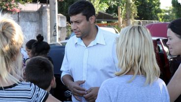 El concejal informó de la obra a los vecinos.