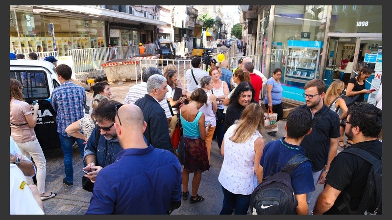 Evacuaron calle Sarmiento al 700 por escape de gas. 