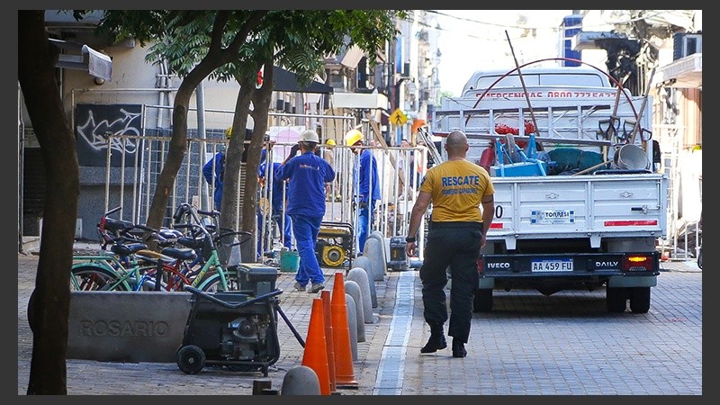 Litoral Gas trabajando en la cuadra de Sarmiento al 700. Se montó un operativo de prevención en la zona.