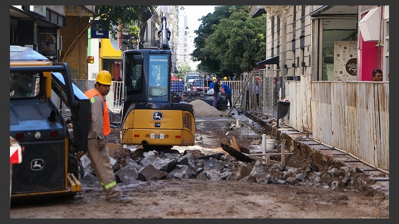 En la cuadra se está realizando una obra de repavimentación.
