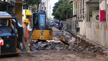 En la cuadra se está realizando una obra de repavimentación.