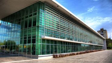 La joven fue ingresada al Heca en ambulancia.