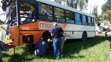 Una de las pericias realizadas sobre el neumático delantero de uno de los colectivos.