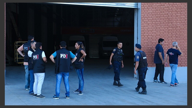 La PDI trabajando en el lugar del asalto este lunes por la tarde.