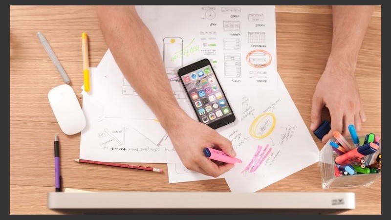 Si bien se puede lograr ser un Analista UX viniendo de diferentes campos de estudio, es recomendable contar con estudios en diseño gráfico.