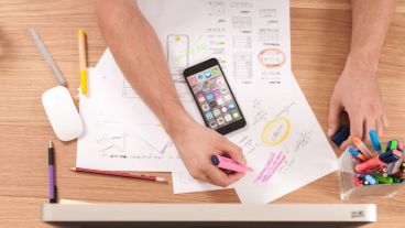 Si bien se puede lograr ser un Analista UX viniendo de diferentes campos de estudio, es recomendable contar con estudios en diseño gráfico.