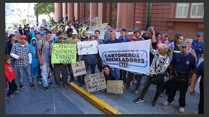 Los carreros se manifiestan por el fin de la tracción a sangre en Rosario. 