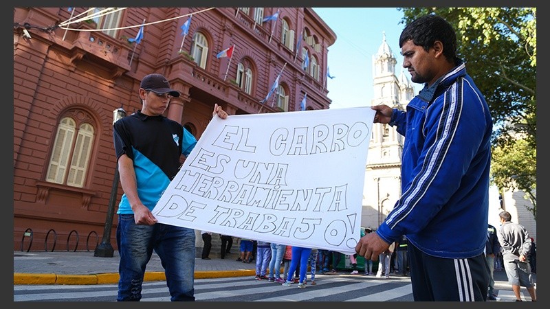 Los carreros se manifiestan por el fin de la tracción a sangre en Rosario. 