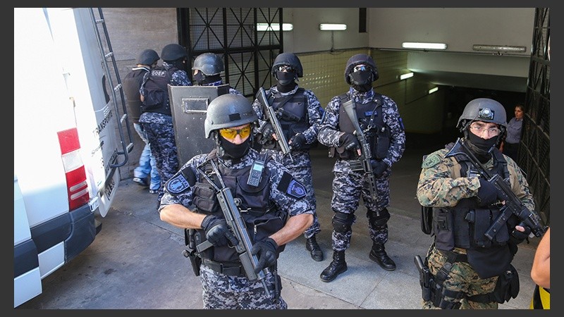 El ingreso de los acusados fuertemente custodiados.