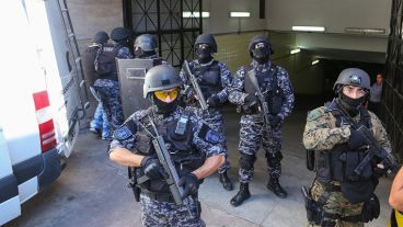 El ingreso de los acusados fuertemente custodiados.