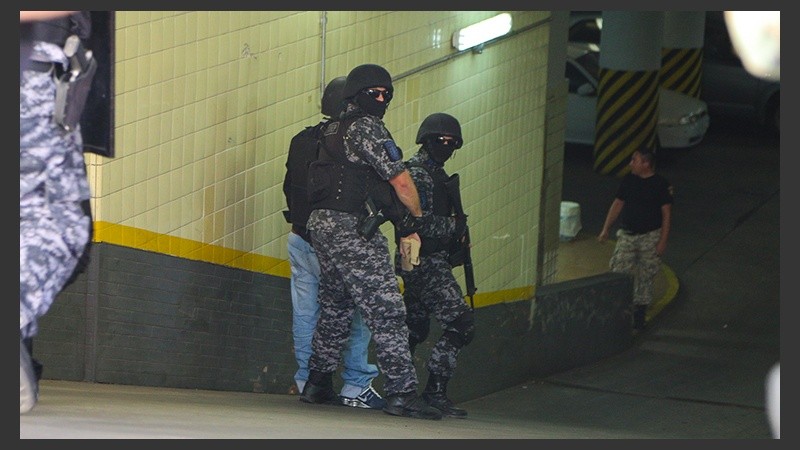 El momento del ingreso de uno de los acusados a Tribunales este miércoles.