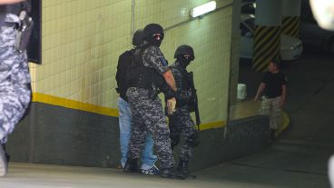 El momento del ingreso de uno de los acusados a Tribunales este miércoles.