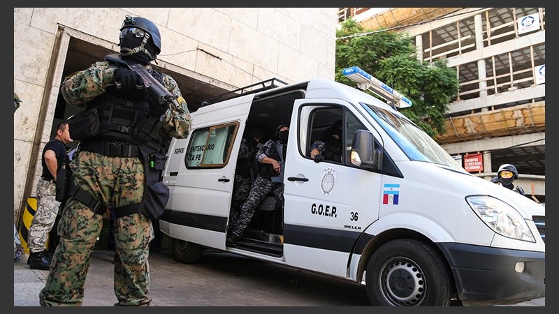 Los acusados en Tribunales ante un gran despliegue de seguridad. (Alan Monzón/Rosario3.com)