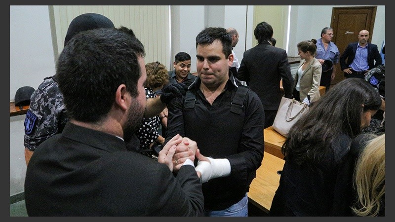 Damario celebra la sentencia en la sala 1 de Tribunales.